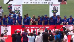 IND vs WI: हार्दिक पांड्या ने तोड़ी धोनी की परम्परा, टीम के खिलाड़ियों को इग्नोर कर इनको थमाई जीत की ट्रॉफी