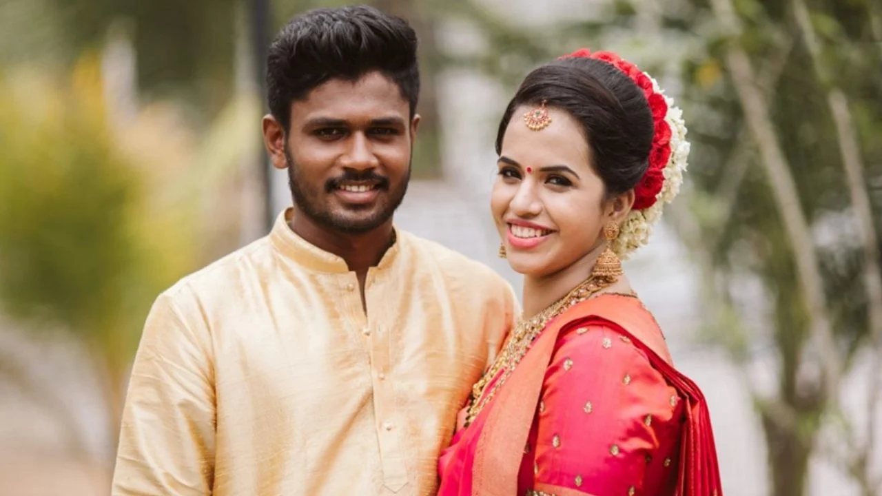 फेसबुक से शुरू हुई थी संजू सैमसन की लवस्टोरी, खूबसूरती के मामलें में हसीनाओं को मात देती है इनकी पत्नी