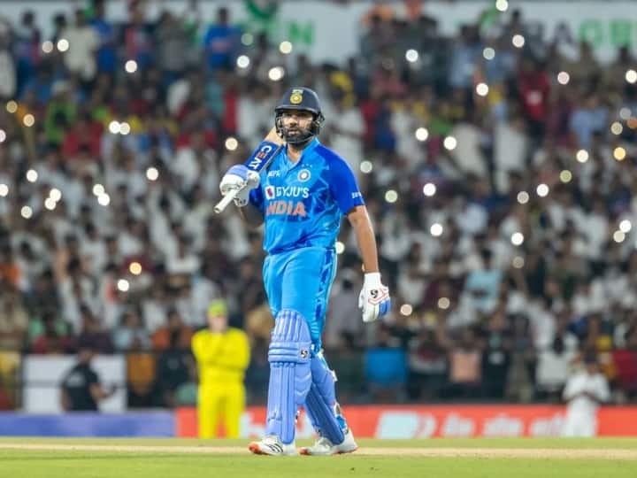 भारत बनाम ऑस्ट्रेलिया : क्रिकेट के मैदान पर बदलें-बदलें अंदाज में नजर आए रोहित शर्मा,कभी दबाया गला तो कभी लगाया गले