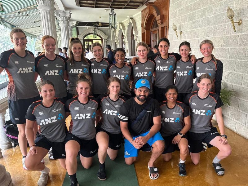 न्यूजीलैंड टीम के खिलाड़ियों से हुई रोहित की खास मुलाकात, सोशल मीडिया पर वायरल हुई मुकाबले से पहले की तस्वीरें