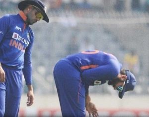 IND vs BAN: दूसरे वनडे में भारत को लगा बड़ा झटका, चोटिल हुए रोहित शर्मा मैदान पर बहने लगा खून