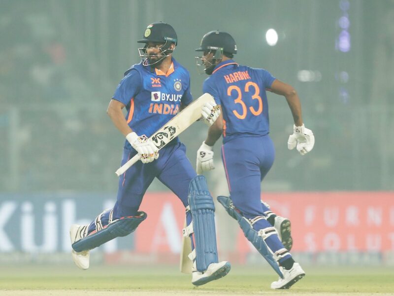 कुलदीप यादव की घातक गेंदबाजी ने अधेड़ी श्रीलंकाई बल्लेबाजों की बखिया भारत ने अपने नाम की 2-0 से जीत