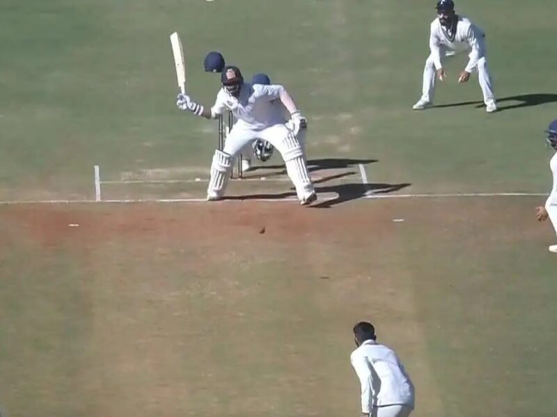 टूटी कलाई पर नहीं हारी हिम्मत , एक हाथ से बल्लेबाजी करने मैदान में उतरा ये बेहतरीन बल्लेबाज, देखें VIDEO
