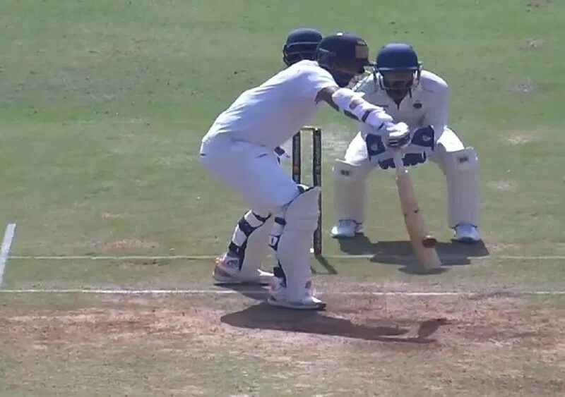 टूटे हाथ के साथ क्रिकेट के मैदान पर दिखाया बल्लेबाजी का हुनर , एक हाथ से लगाए शॉट