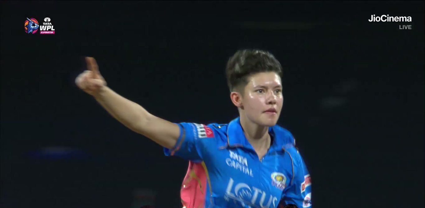 UP VS MI : WPL में पहली हैट्रिक लेने वाली महिला खिलाड़ी बनी Issy Wong, मुकाबलें के बात कहीं ये बड़ी बात