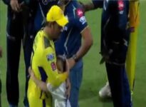 IPL 2023, Video : फाइनल में पहुंची धोनी की टीम CSK तो जीवा की खुशी का नहीं रहा ठिकाना, दौड़ बीच मैदान पिता को लगाया गले