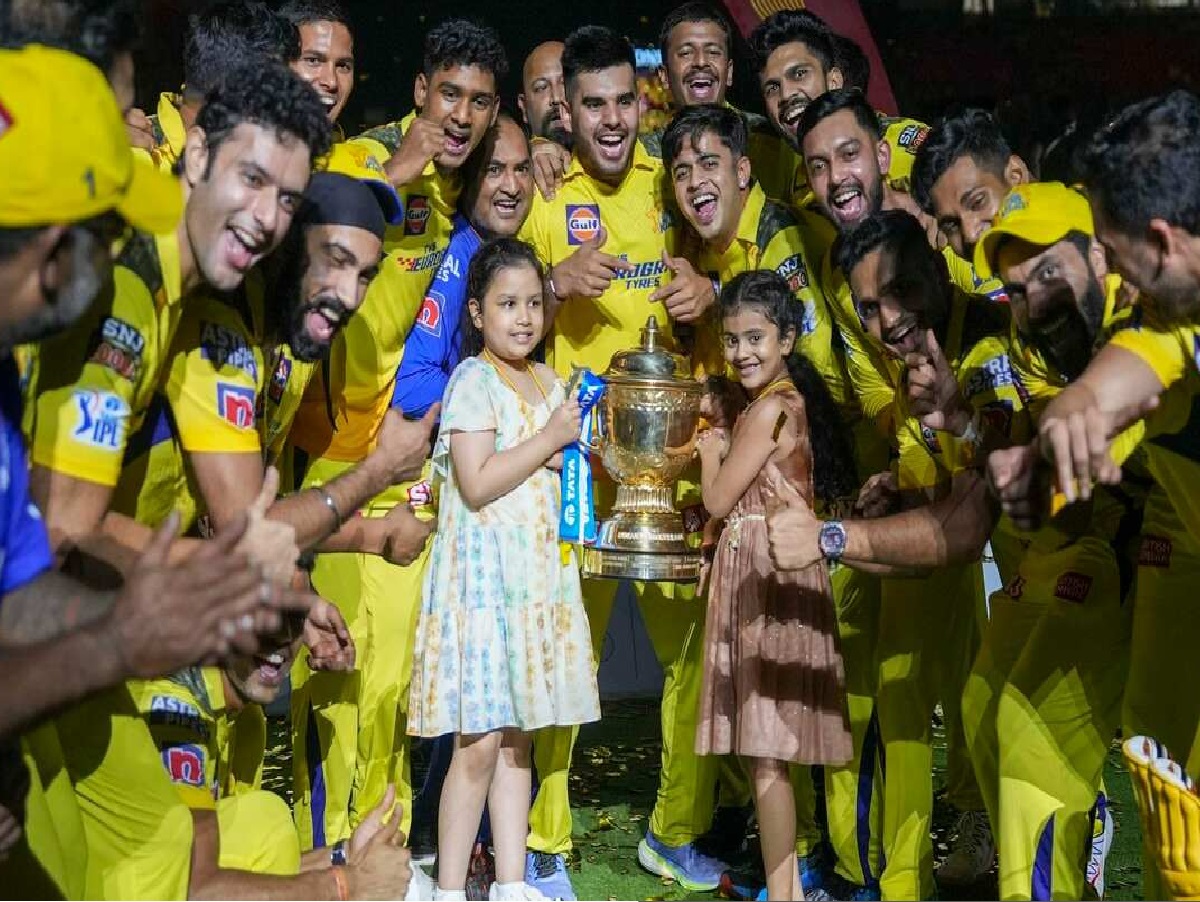 IPL 2023, VIDEO : CSK बनी IPL 2023 की चैंपियन टीम, धोनी ने जीता करोड़ों लोगों का दिल, पहले रायडू फिर बेटी के हाथों में थमाई जीत की यह ट्रॉफी