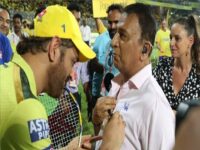 CSK vs KKR : हार कर भी दर्शकों का दिल जीत ले गए महेंद्र सिंह धोनी, मैदान के चारों तरफ चक्कर लगा दर्शकों का जताया आभार, गावस्कर ने शर्ट पर लिया ऑटोग्राफ, वायरल वीडियो